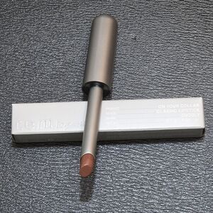 r.e.m. beauty On The Collar Classic Lipstick in Cuddly